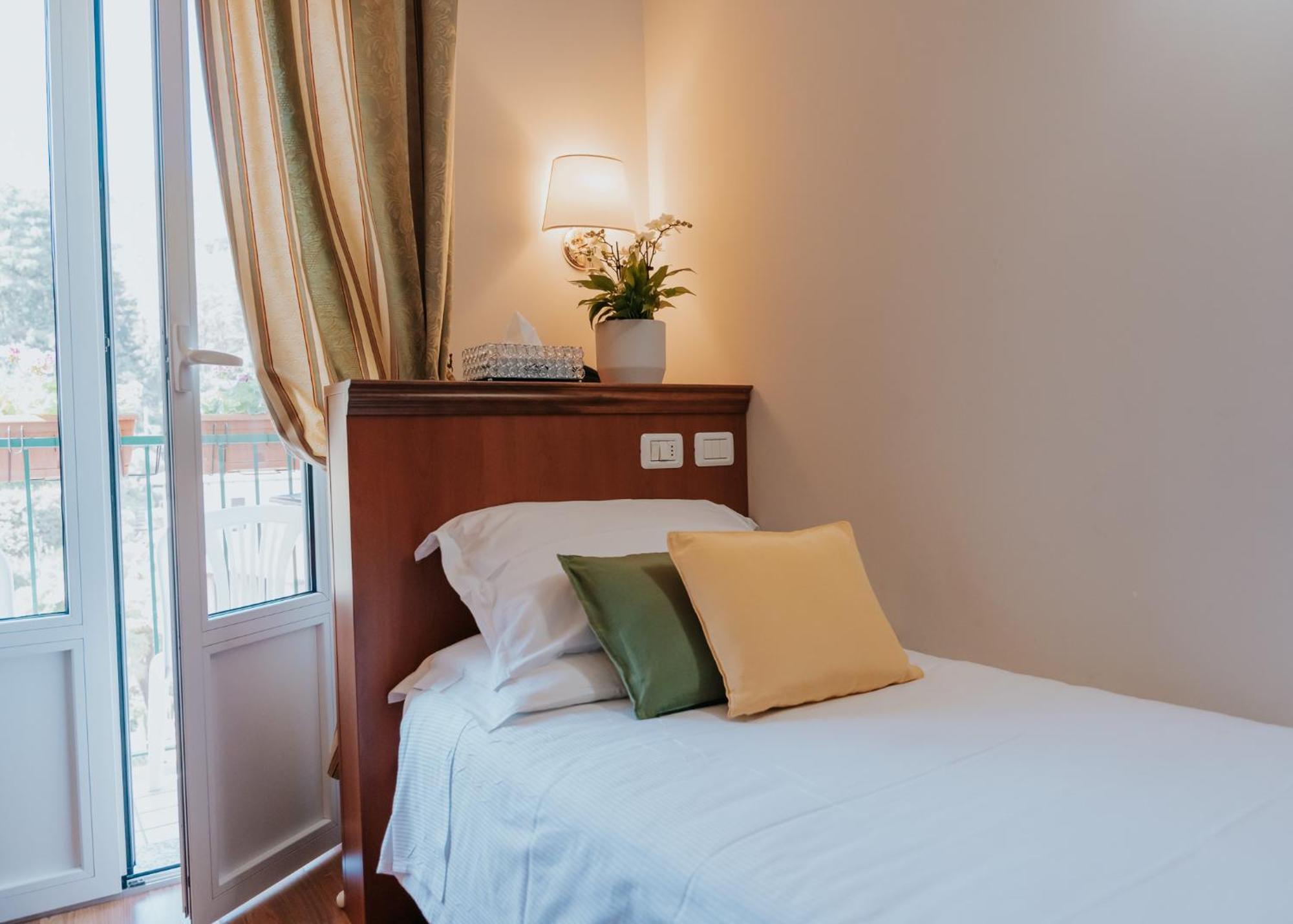 Hotel Flora Стреза Екстериор снимка