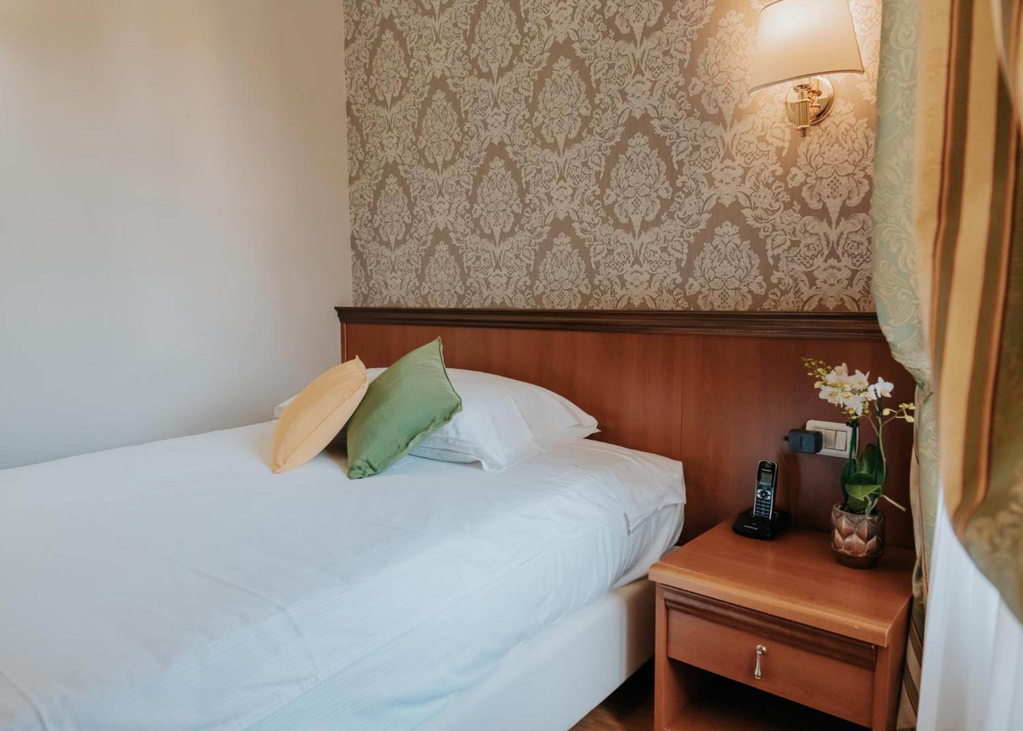 Hotel Flora Стреза Екстериор снимка